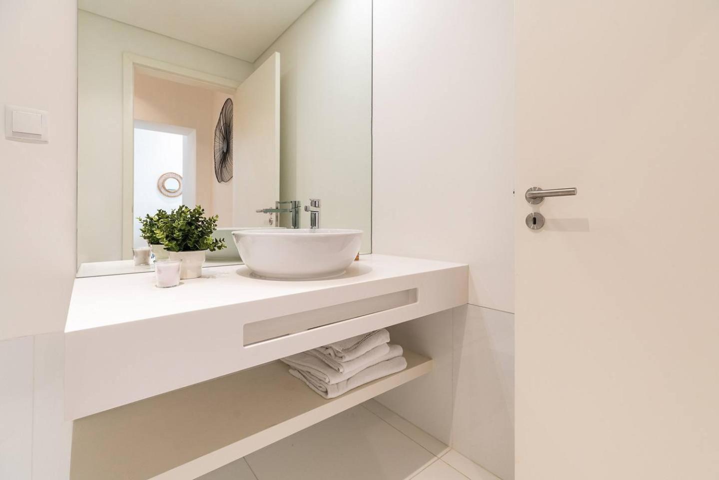 Graceful Design Studio With Romantic View Lisbon Bagian luar foto